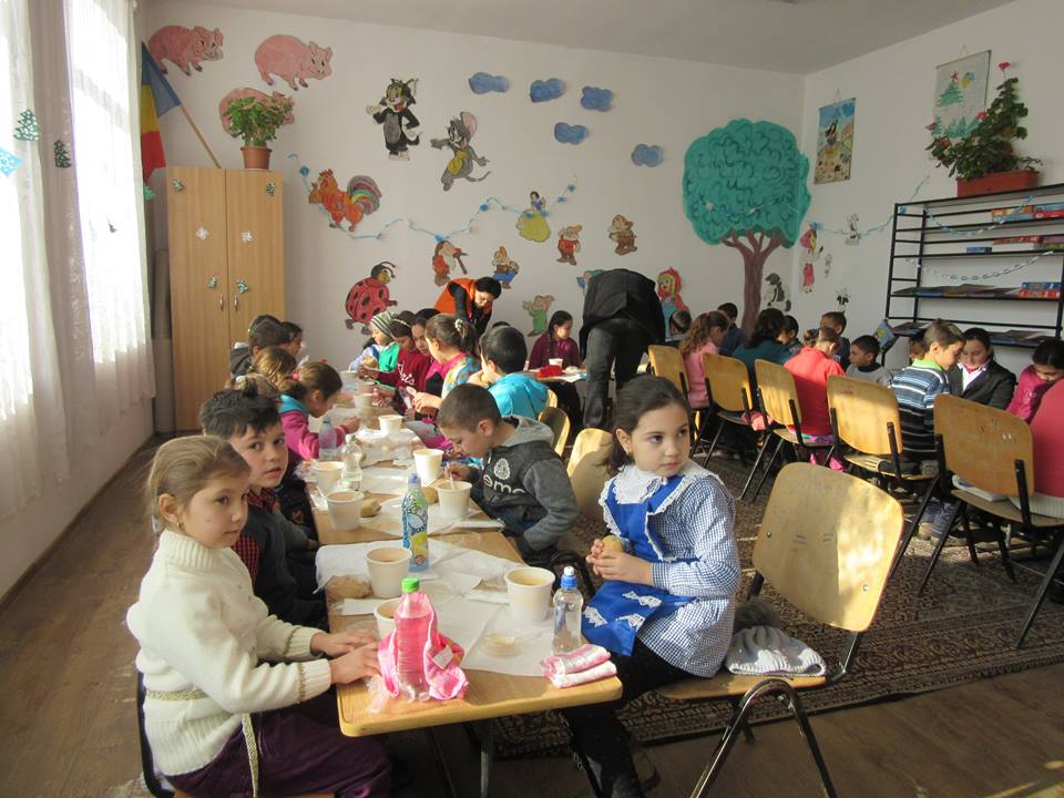 Programul Pâine și Mâine, desfășurat de World Vision România în zonele rurale sărace din trei județe – Dolj, Vâlcea și Vaslui – în beneficiul a 618 de copii, a primit prin donație suma de 150.000 de euro din partea Lidl și a clienților săi din toată țara.