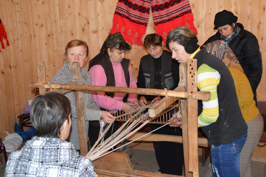 Peste 600 de femei din satele Romaniei reinventeaza traditia tesutului la razboi