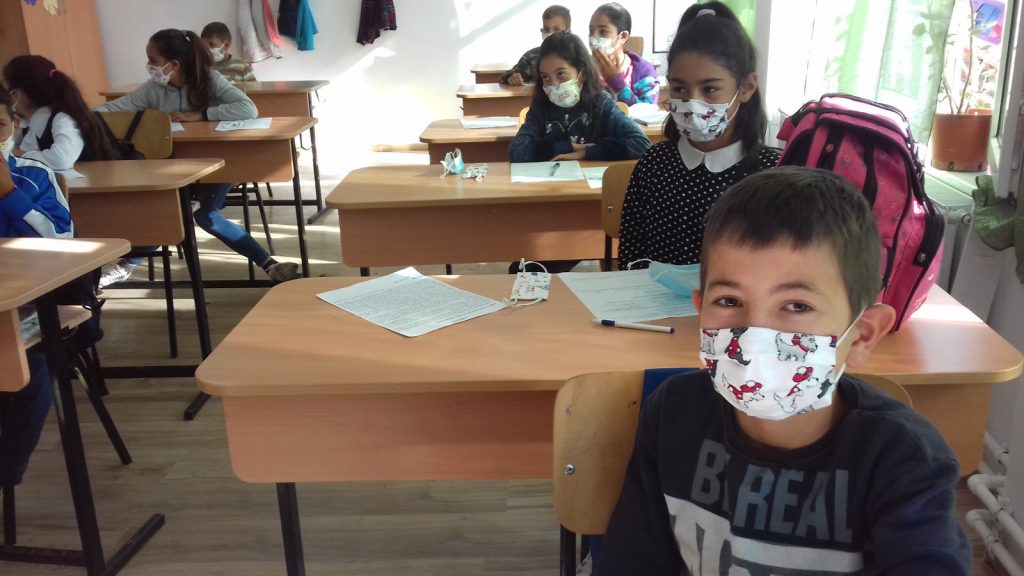 Impactul educaţiei remediale chiar şi în pandemie: Peste 88% dintre copiii din programele World Vision România și-au păstrat sau și-au îmbunătățit rezultatele în anul școlar trecut