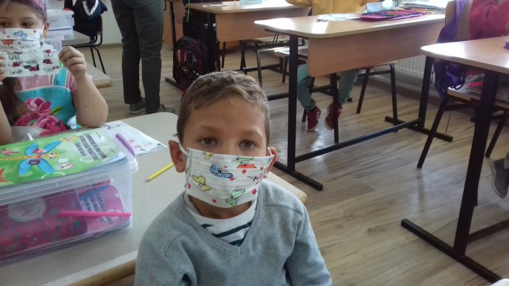 SONDAJ World Vision România: Peste 80% dintre profesori şi 70% dintre elevi cred că şcolile trebuie redeschise sau pot rămâne închise doar în zonele cu risc crescut de infectare. Fundaţia solicită reluarea de urgenţă a şcolii fizice, mai ales pentru copiii din categorii vulnerabile