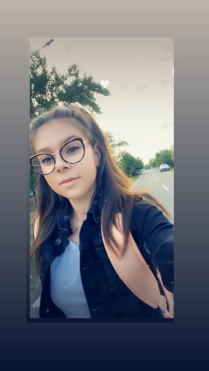 Larisa, adolescenta crescută de bunica ei. Cum facem prezentul mai bun, pentru ca ea să privească în viitor: ”Ooo, am planuri mari!”