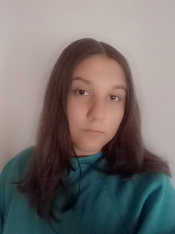 Florina, adolescenta crescută de bunica ei, vrea să ajungă la Facultatea de Litere