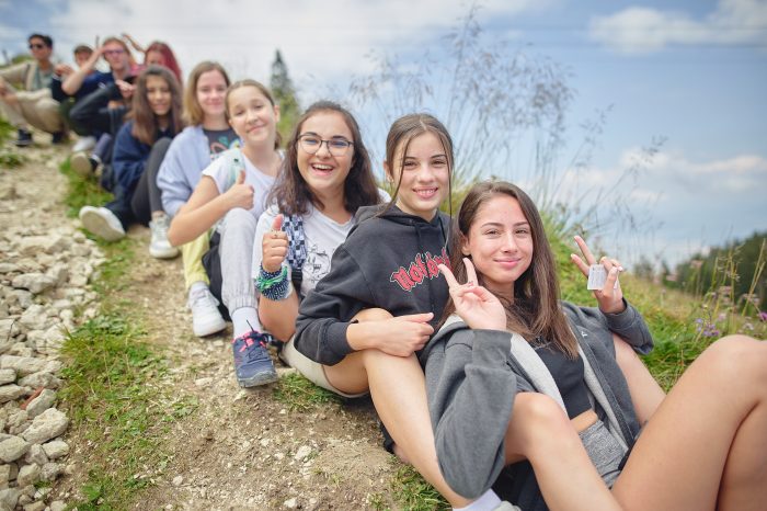 SONDAJ World Vision România. Aproape jumătate dintre adolescenții de la sate n-au fost niciodată în tabără la munte. Peste o treime n-au fost nici în concediu la mare sau la munte cu familia
